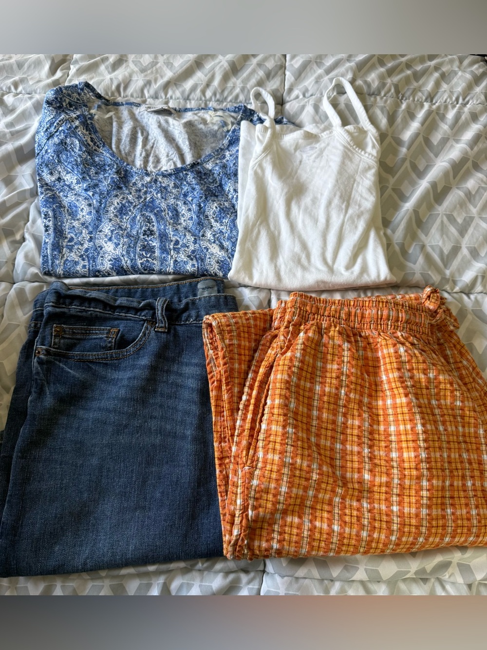 Women's 14 shorts with large other items